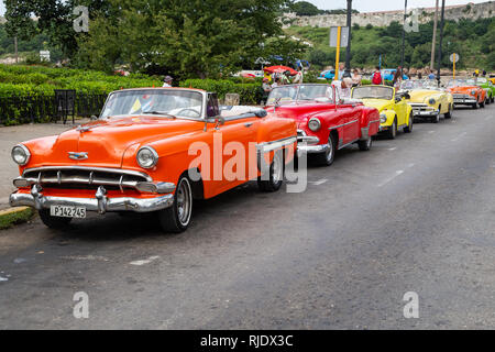 Bunte alte amerikanische Taxi Autos warten für Touristen auf einer Straße in der Nähe des Malecón und Altstadt in Havanna, Kuba Stockfoto