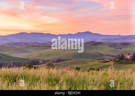 Landschaft bei Sonnenaufgang in der Toskana, Italien Stockfoto