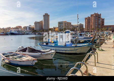 Fuengirola, Costa del Sol, Provinz Malaga, Andalusien, Südspanien. Fischerboote im Hafen. Stockfoto