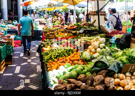 Funchal, Madeira - August 01, 2016: unbekannte Menschen Shopping auf dem Gemüsemarkt des berühmten Mercado dos Lavradores Stockfoto