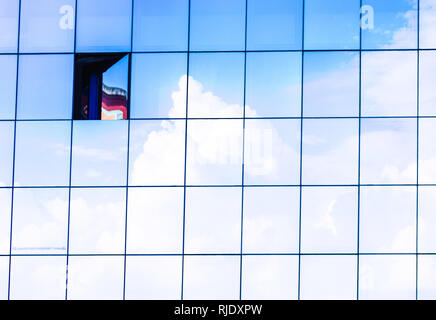 Wolken in Windows der moderne Wolkenkratzer Bürogebäude wider. Mit einem Windows öffnen. Stockfoto