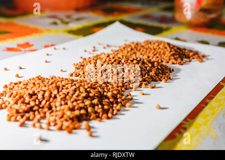 Korn Buchweizen auf einem weißen Hintergrund, Textur verstreut, Kohlenwasserstoff Essen 2019 Stockfoto