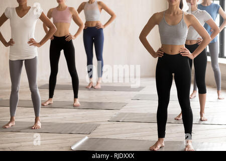 Getönten Mädchen in Sportkleidung bereit für Pilates Training Stockfoto