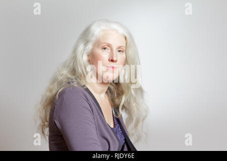 Porträt einer reifen Frau mit schönen Curly langes graues Haar vor weißem Hintergrund, kopieren. Stockfoto