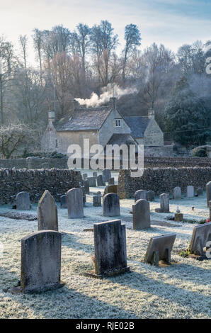 St. Mary's Church Cemetery und Cottages im Winter Frost. Bibury, Cotswolds, Gloucestershire, England Stockfoto