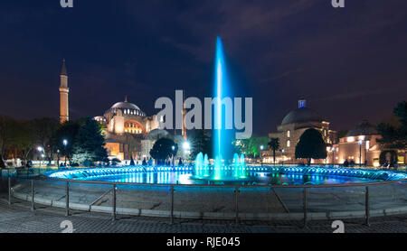 Hagia Sophia (Ayasofya), eine ehemalige orthodoxe Basilika, später eine Moschee und heute ein Museum und der Brunnen bei Nacht in Istanbul, Türkei Stockfoto
