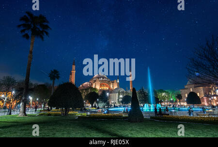 Hagia Sophia (Ayasofya), eine ehemalige orthodoxe Basilika, später eine Moschee und heute ein Museum und der Brunnen bei Nacht in Istanbul, Türkei Stockfoto