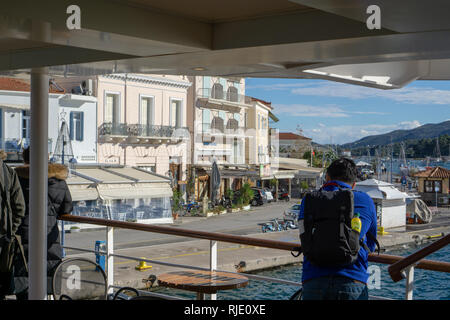 Die Stadt Poros ist wunderschön, es fühlt sich wirklich wie "Sailing in den Straßen', wenn Sie einen Spaziergang entlang. Stockfoto