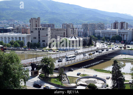 Skopje, Mazedonien - Mai 2017: Panorama der Skopje City Center, mit Berg Vodno Hintergrund. Stockfoto