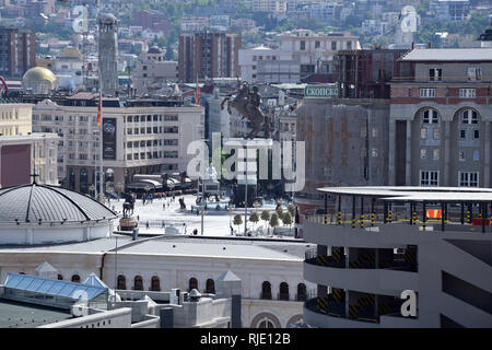 Skopje, Mazedonien - Mai 2017: Panorama der Skopje City Center, mit Denkmal für Alexander den Großen. Stockfoto