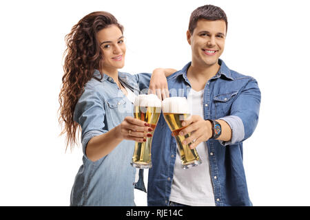 Junger Mann und ein Mädchen in Jeans Shirts Toasten mit Gläser Bier auf weißem Hintergrund Stockfoto