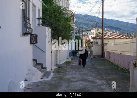 Die Stadt Poros ist wunderschön, es fühlt sich wirklich wie "Sailing in den Straßen', wenn Sie einen Spaziergang entlang. Stockfoto