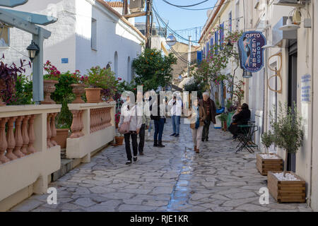 Die Stadt Poros ist wunderschön, es fühlt sich wirklich wie "Sailing in den Straßen', wenn Sie einen Spaziergang entlang. Stockfoto