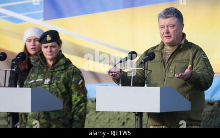 Yavoriv, Ukraine - der ukrainische Präsident Petro Poroschenko und Julie Payette, der Generalgouverneur von Kanada Adressen eine Gruppe von US-, Ukrainisch und kanadische Soldaten, während einer Zeremonie an der Yavoriv Combat Training Center (CTC) Hier 14.01.18. Während der Zeremonie Poroschenko präsentiert Ukrainische Soldaten mit Auszeichnungen für hervorragenden Service, während Payette die laufenden internationalen militärischen Zusammenarbeit an den CTC gelobt. Stockfoto