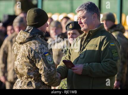 Yavoriv, Ukraine - der ukrainische Präsident Petro Poroschenko präsentiert einen Preis an einen ukrainischen Soldaten während einer Zeremonie an der Yavoriv Combat Training Center (CTC) Hier 14.01.18. Während der Zeremonie Poroschenko, als auch Julie Payette, der Generalgouverneur von Kanada an die Truppen in Anwesenheit. Stockfoto