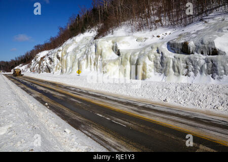 Snow Truck auf der Route 112 in verwandter Kerbe von Woodstock, New Hampshire USA Pflug während der Wintermonate. Stockfoto