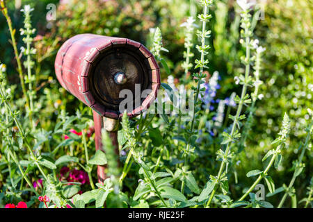 MataMata, Neuseeland - März 2017 Hobbit Haus mit schönen grünen Garten im Sommer Hobbiton Stockfoto