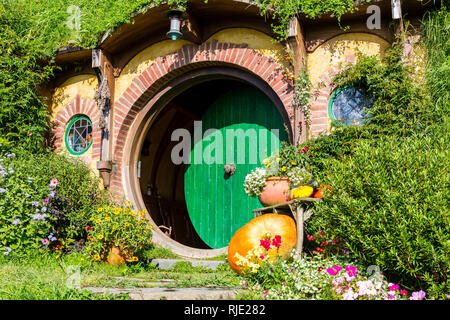 MataMata, Neuseeland - März 2017 Hobbit Haus mit schönen grünen Garten im Sommer Hobbiton Stockfoto