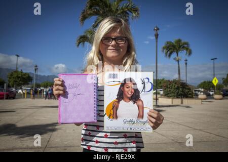 Avery Fuller zeigt ihre autogramme während einer United Services Organization (USO) treffen und event Grüße mit Gabrielle "Gabi" Douglas an der Mokapu Mall, Marine Corps Base Hawaii, 14.01.2018. Diese Veranstaltung war der letzte Stop in der USO-Tour, wo Douglas mit Service Mitglieder und ihren Familien zu helfen, die Moral heben. Stockfoto