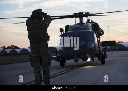 Eine spezielle Missionen aviator Zum 41. Rescue Squadron ein HH-60G Pave Hawk zu einer Betankung Punkt leitet für Heiß-Grube tanken Arbeitsgängen zugeordnet, 31.01.16, bei Moody Air Force Base, Ga Flieger, die in der Erdöl-, Öle und Schmiermittel (POL) Flug arbeiten häufig mit heißen Grube tanken, die eine effizientere Taktik, mit dem Piloten einen schnellen Übergang von der Flight Line zurück zu Ihren aktuellen Ziel. Stockfoto