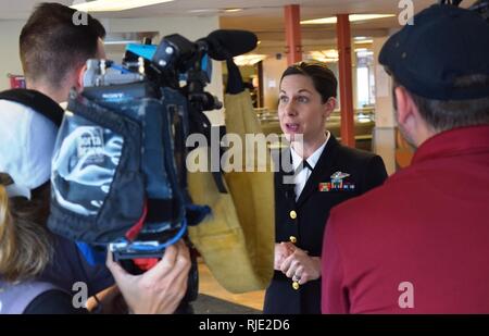 Lebensrettende Anerkennung... Lt. Cmdr. Erika Schilling, Naval Hospital Bremerton, Krankenschwester, Hebamme, wird von Seattle Radio- und Fernsehsender für die Anerkennung von Washington State Ferries mit dem Leben Ring Award Zertifikat für Ihr Leben Anstrengungen gespart am Dezember 2, 2017 interviewt. Schilling eines anderen Fluggastes Leben, Tag gerettet durch die Verabreichung von CPR für 14 Minuten auf der Kingston zu EDMUNDS M/V Spokane Fähre Stockfoto