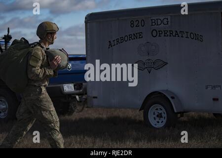 Staff Sgt. Richard Murkin, 823Th Base Defense Squadron jumpmaster liefert seine Ausrüstung an das Flugpersonal Flug Ausrüstung Abschnitt nach Durchführung einer statisch-Zeile zu springen von einem HC-130J Bekämpfung König II., Jan. 17, 2018, an der Lee Fulp Drop Zone in Tifton, Ga. Das 820Th BDG routinemäßig leitet statische-Linie springt Qualifikationen zu erhalten und sicherzustellen, dass die Mission bereit. Stockfoto