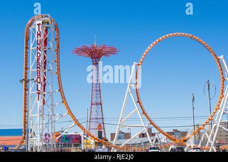 24. März 2018: Coney Island, Brooklyn NY berühmte Thunderbolt und Fallschirmfahrten Stockfoto