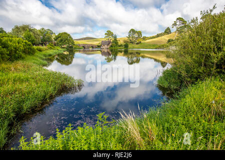 MataMata, Neuseeland - März 2017 Hobbit Haus Spiegelung im See Stockfoto