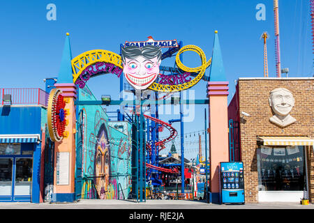 24. März 2018: Berühmte Coney Island Promenade mit Eintritt zum Luna Park in Coney Island, Brooklyn, NY Stockfoto