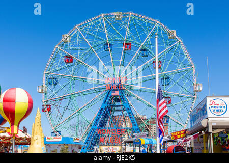 24. März 2018: Iconic Wonder Wheel Vergnügungsfahrt auf der Promenade in Coney Island, Brooklyn Stockfoto