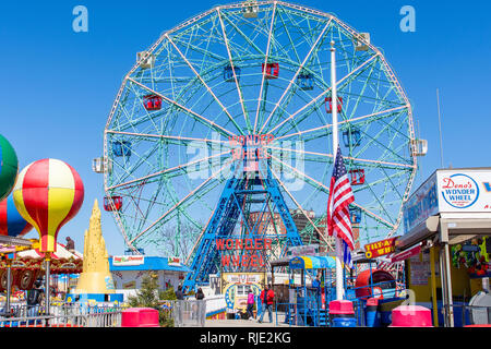 24. März 2018: Iconic Wonder Wheel Vergnügungsfahrt auf der Promenade in Coney Island, Brooklyn Stockfoto