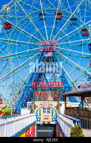 24. März 2018: Iconic Wonder Wheel Vergnügungsfahrt auf der Promenade in Coney Island, Brooklyn Stockfoto