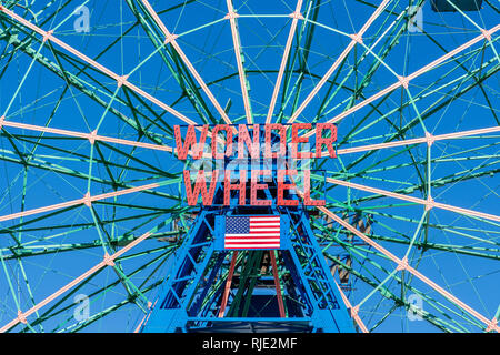 24. März 2018: Iconic Wonder Wheel Vergnügungsfahrt auf der Promenade in Coney Island, Brooklyn Stockfoto