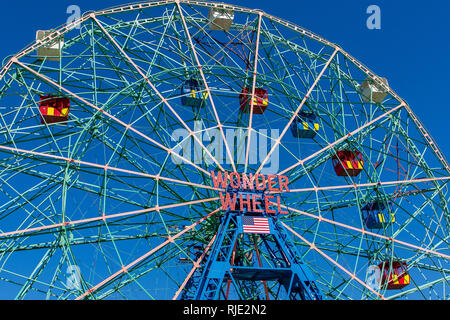 24. März 2018: Iconic Wonder Wheel Vergnügungsfahrt auf der Promenade in Coney Island, Brooklyn Stockfoto