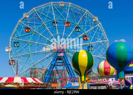 24. März 2018: Iconic Wonder Wheel Vergnügungsfahrt auf der Promenade in Coney Island, Brooklyn Stockfoto