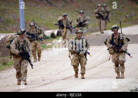 Us-Armee Fallschirmjäger der US-Armee Hund Unternehmen zugewiesen sind, 1.BATAILLON 503rd Airborne, Infanterie Regiment, 173Rd Airborne Infantry Brigade Combat Team, führt eine Übung whit das DISE (bereitstellbare Instrumentation System Europa), die von der Schulung Support Division Expeditionary bereitgestellt und es über Mikrowelle, der an einer anderen Basisstation in einer Entfernung von 4,5 km. Während der Übung Baree 18.01.2018, am Monte Romano Training Area in Italien. ( Stockfoto