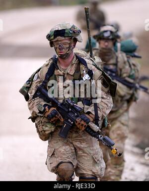 Us-Armee Fallschirmjäger der US-Armee Hund Unternehmen zugewiesen sind, 1.BATAILLON 503rd Airborne, Infanterie Regiment, 173Rd Airborne Infantry Brigade Combat Team, führt eine Übung whit das DISE (bereitstellbare Instrumentation System Europa), die von der Schulung Support Division Expeditionary bereitgestellt und es über Mikrowelle, der an einer anderen Basisstation in einer Entfernung von 4,5 km. Während der Übung Baree 18.01.2018, am Monte Romano Training Area in Italien. ( Stockfoto