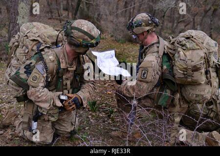 Us-Armee Fallschirmjäger der US-Armee Hund Unternehmen zugewiesen sind, 1.BATAILLON 503rd Airborne, Infanterie Regiment, 173Rd Airborne Infantry Brigade Combat Team, führt eine Übung whit das DISE (bereitstellbare Instrumentation System Europa), die von der Schulung Support Division Expeditionary bereitgestellt und es über Mikrowelle, der an einer anderen Basisstation in einer Entfernung von 4,5 km. Während der Übung Baree 18.01.2018, am Monte Romano Training Area in Italien. ( Stockfoto