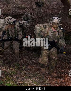 Us-Armee Fallschirmjäger der US-Armee Hund Unternehmen zugewiesen sind, 1.BATAILLON 503rd Airborne, Infanterie Regiment, 173Rd Airborne Infantry Brigade Combat Team, führt eine Übung whit das DISE (bereitstellbare Instrumentation System Europa), die von der Schulung Support Division Expeditionary bereitgestellt und es über Mikrowelle, der an einer anderen Basisstation in einer Entfernung von 4,5 km. Während der Übung Baree 18.01.2018, am Monte Romano Training Area in Italien. ( Stockfoto