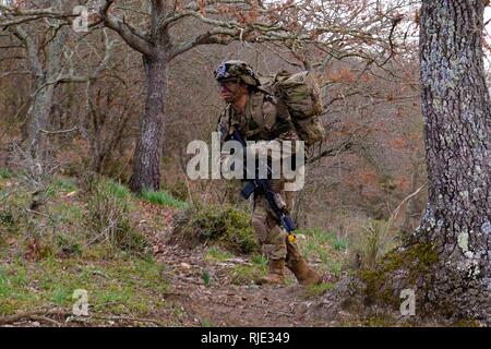 Us-Armee Fallschirmjäger der US-Armee Hund Unternehmen zugewiesen sind, 1.BATAILLON 503rd Airborne, Infanterie Regiment, 173Rd Airborne Infantry Brigade Combat Team, führt eine Übung whit das DISE (bereitstellbare Instrumentation System Europa), die von der Schulung Support Division Expeditionary bereitgestellt und es über Mikrowelle, der an einer anderen Basisstation in einer Entfernung von 4,5 km. Während der Übung Baree 18.01.2018, am Monte Romano Training Area in Italien. ( Stockfoto