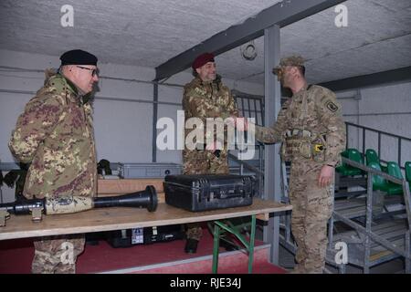 Links, italienische Armee Sgt. Maj. Massimo Giordano, Liaison Officer USA SETAF G3 Vicenza, Einführung US Army 1st Sgt. Jeremia Wagoner, der US-amerikanischen Armee Hund Unternehmen zugewiesen sind, 1.BATAILLON 503rd Airborne, Infanterie Regiment, 173Rd Airborne Infantry Brigade Combat Team, Rechts, von der Italienischen Armee Brig. Allgemeine Manlio Scopigno, Direktor von Simulation und Validation Center, 18.01.2018, Monte Romano, Italien. ( Stockfoto