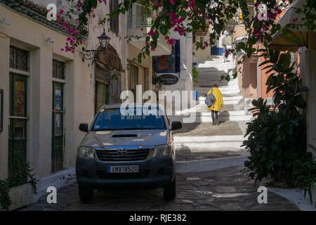 Die Stadt Poros ist wunderschön, es fühlt sich wirklich wie "Sailing in den Straßen', wenn Sie einen Spaziergang entlang. Stockfoto