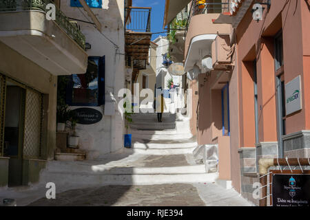 Die Stadt Poros ist wunderschön, es fühlt sich wirklich wie "Sailing in den Straßen', wenn Sie einen Spaziergang entlang. Stockfoto