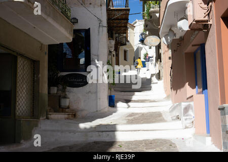 Die Stadt Poros ist wunderschön, es fühlt sich wirklich wie "Sailing in den Straßen', wenn Sie einen Spaziergang entlang. Stockfoto