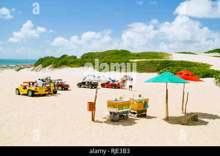 GEIPABU DÜNEN, Natal, Brasilien - Feb.14,2009: Touristen besuchen Sie die berühmten Dünen von Dune Buggy Stockfoto