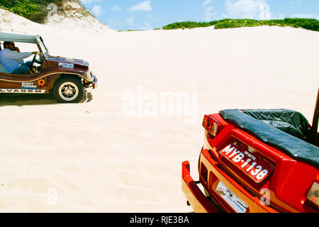 GEIPABU DÜNEN, Natal, Brasilien - Feb.14,2009: Touristen besuchen Sie die berühmten Dünen von Dune Buggy Stockfoto