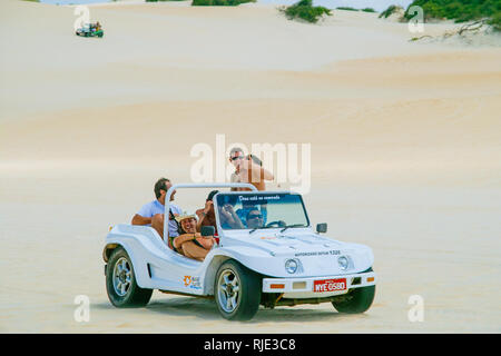 GEIPABU DÜNEN, Natal, Brasilien - Feb.14,2009: Touristen besuchen Sie die berühmten Dünen von Dune Buggy Stockfoto