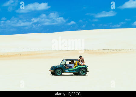 GEIPABU DÜNEN, Natal, Brasilien - Feb.14,2009: Touristen besuchen Sie die berühmten Dünen von Dune Buggy Stockfoto