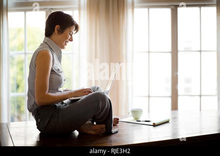 Zwei glückliche junge Frauen diskutieren eine Arbeit Projekt. Stockfoto