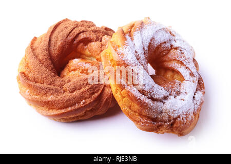 Schokolade und Puderzucker Softeis Ringe, Brandteig. Auf weissem Hintergrund. Stockfoto